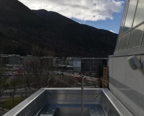 Spa de acero inoxidable con vistas a las montañas de Andorra.