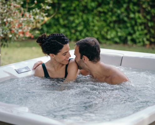 spa portable en zona exterior con una pareja bañandose