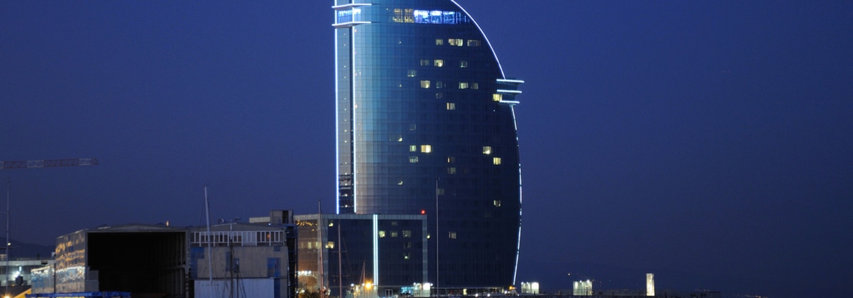 Spas para hoteles: bonita imagen de noche donde aparece iluminado el hotel w con tonos azulados.
